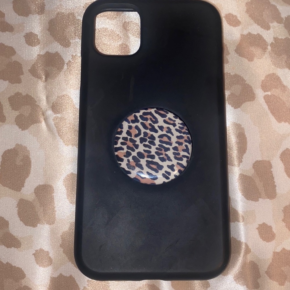 iphone 11 case black with cheetah print popsocket